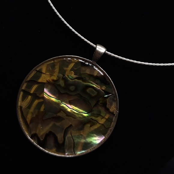 Vintage Mother of Pearl pendant wire choker necklace. - Picture 5 of 10